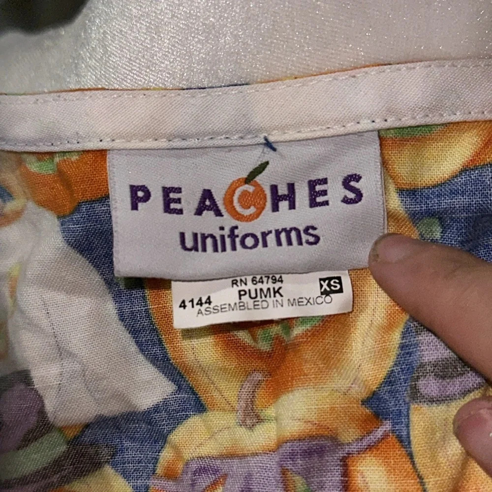 Peaches unisex pumpkin / jack-o'-lantern / Halloween scrub top size xs - Picture 3 of 3